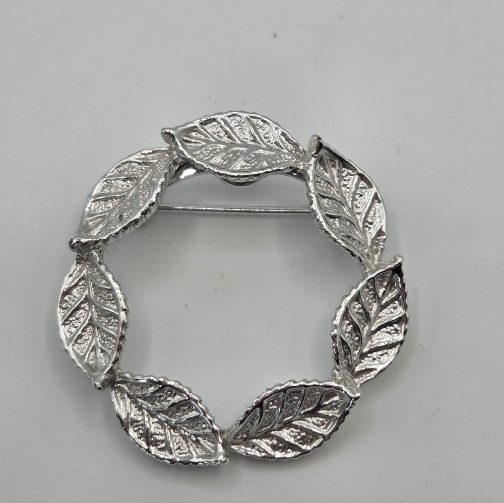 Vintage Gerry's Circle Oak Leaf Brooch Pin
